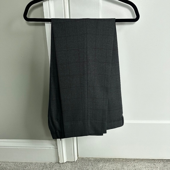 Hugo Boss Dark Gray Suit with Light Red Window Pane Design - Picture 4 of 4